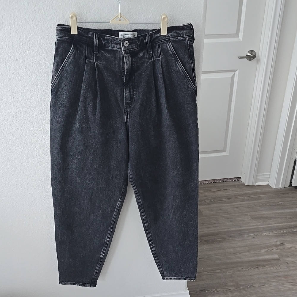 Abercrombie & Fitch The 80s Mom Ultra High Rise Jean Size 14